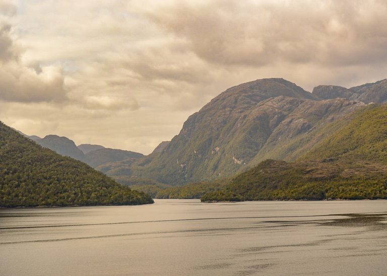 Montanhas de trecho dos fjords chilenos.