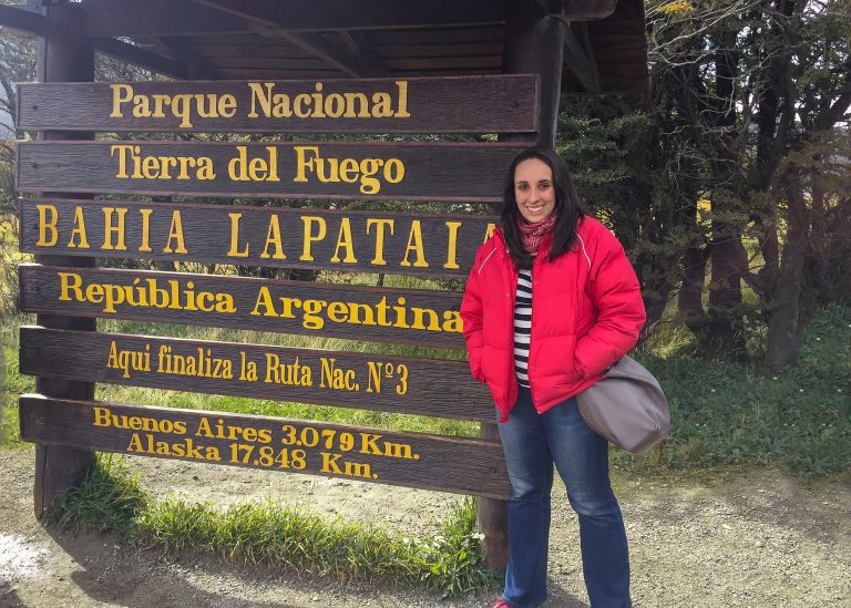 Rachel ao lado da placa da Rota Nacional 3 no Parque Nacional Tierra del Fuego, na Argentina