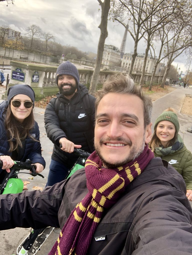 Passeando de patinete em Paris