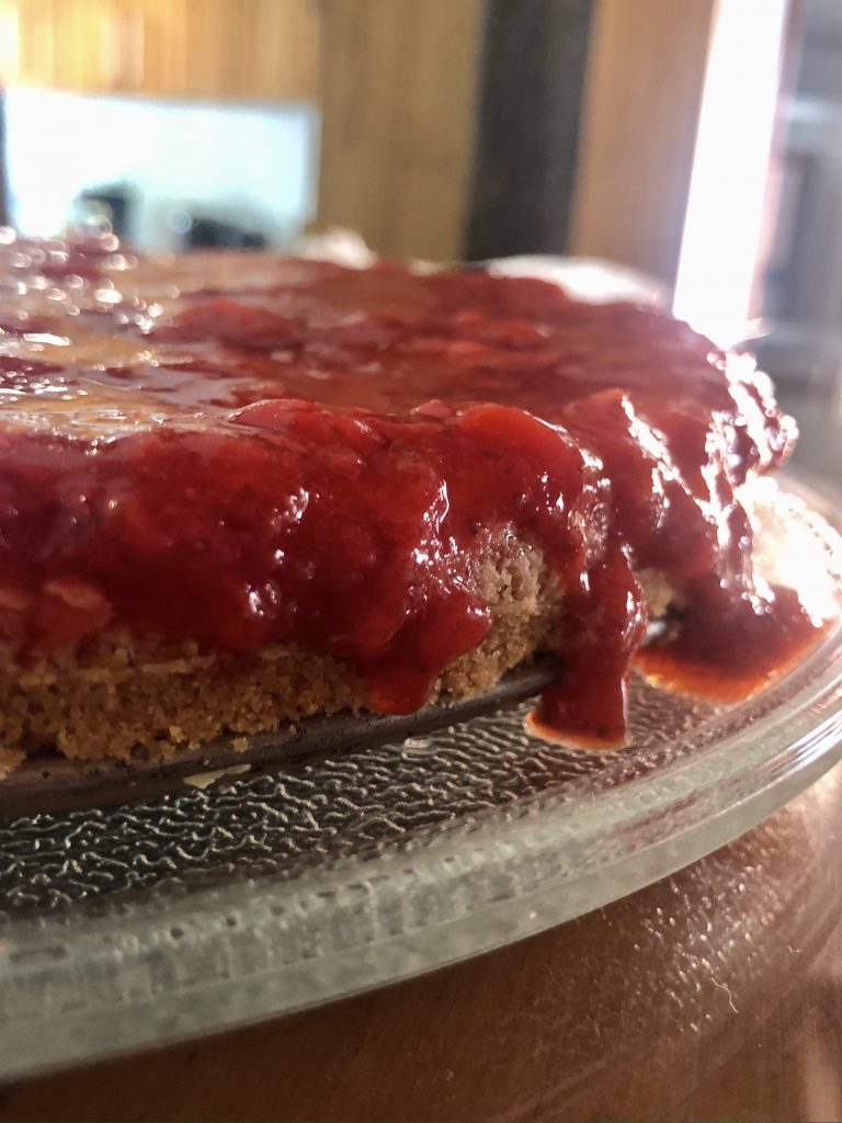 Cheesecake com calda de morango