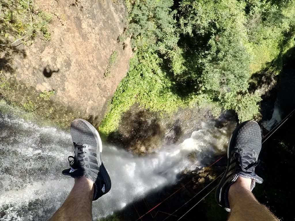 Rapel em cachoeira em Brotas