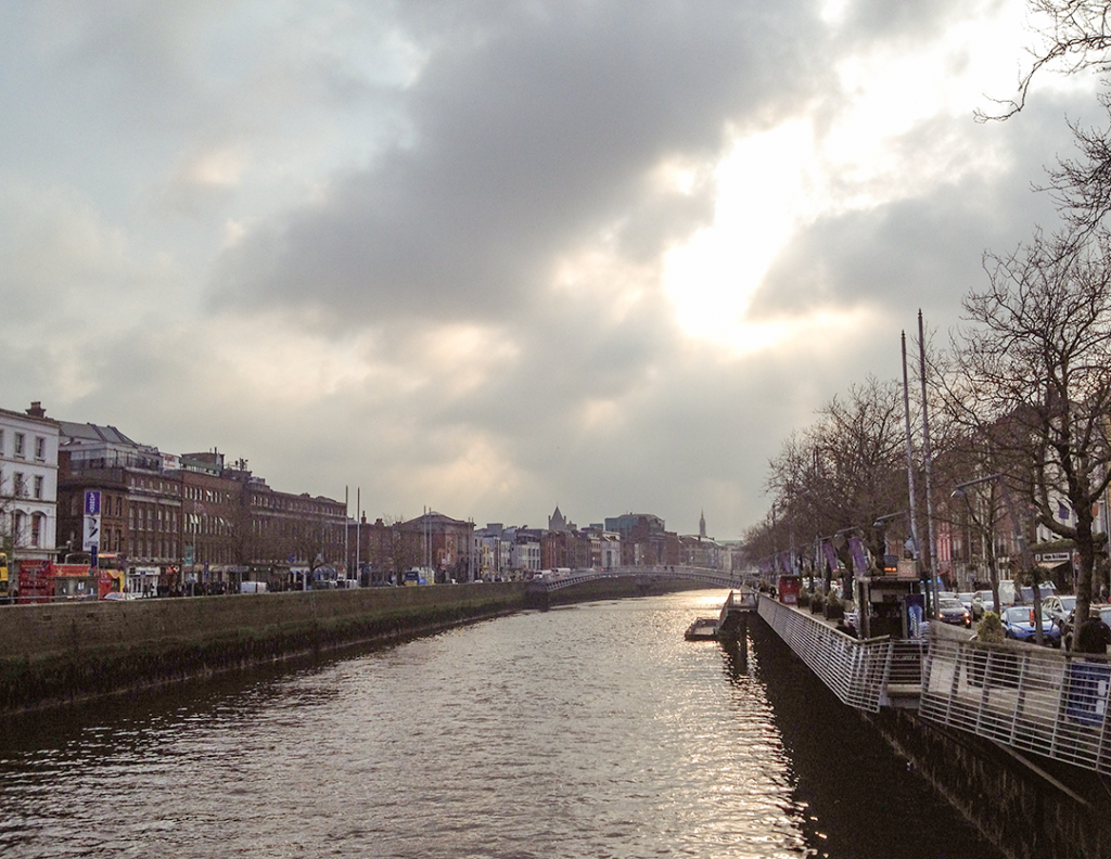 Prédios às margens do rio em Dublin.